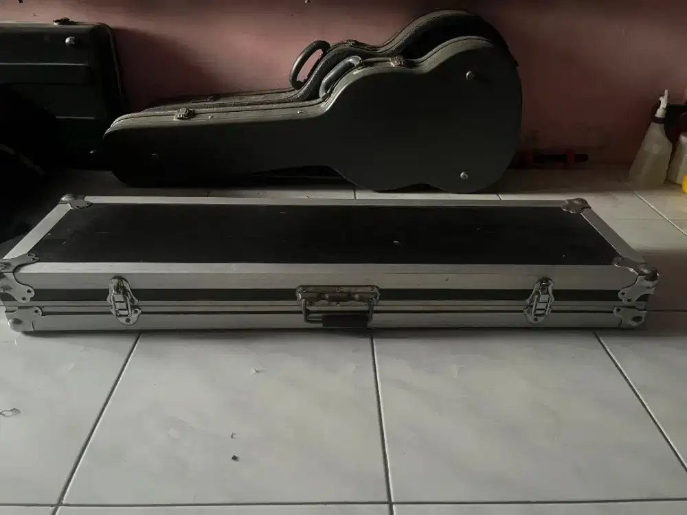 Hardcase atau flightcase efek gitar dan peralatan squenser
