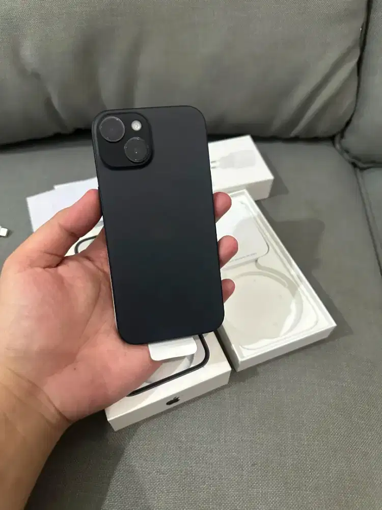Iphone 15 basic 128 gb warna hitam ibox fullset nota