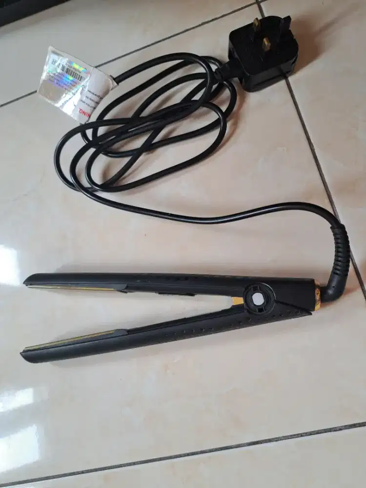Catokan ghd hitam pelurus rambut