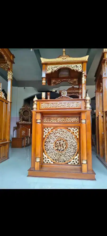 Perajin mimbar masjid jati