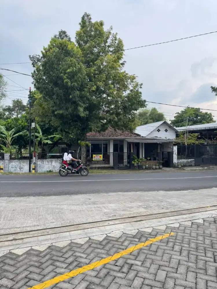 Rumah dijual. Di tengah Jombang kota, depan kolam renang pas.