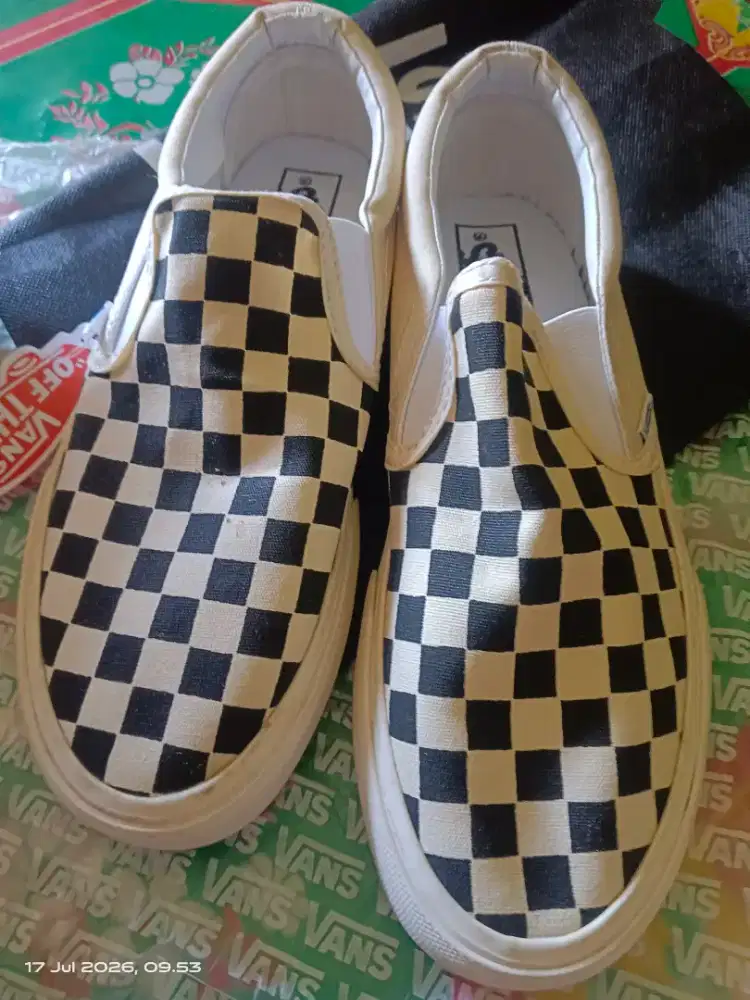 sepatu lokal di jual karna kebesaran beli