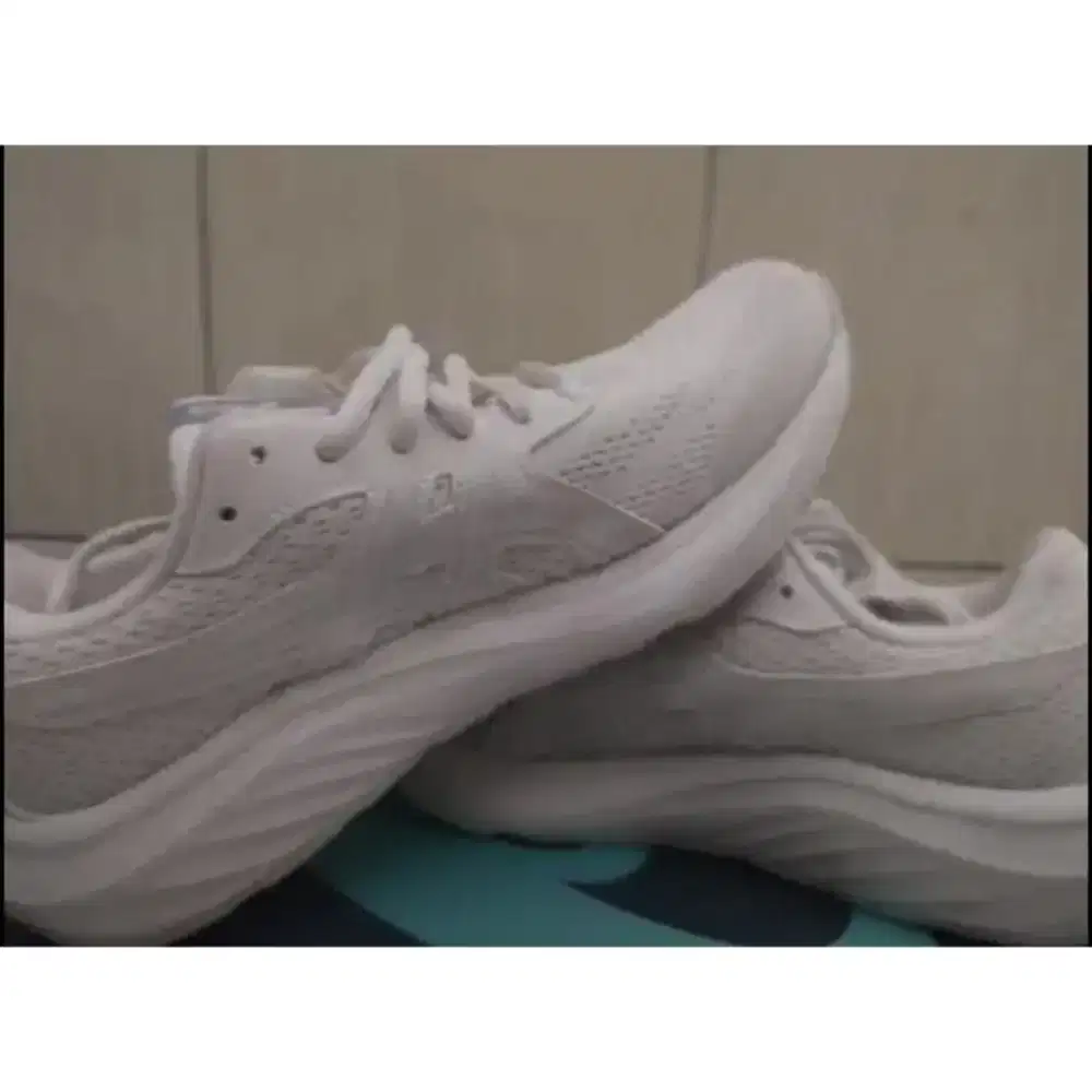 Sepatu olahraga asics