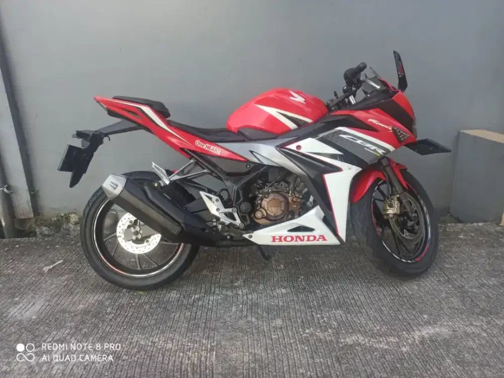 CBR 150 R new 2017 awal mulus luar dalem, full original tinggal pake.
