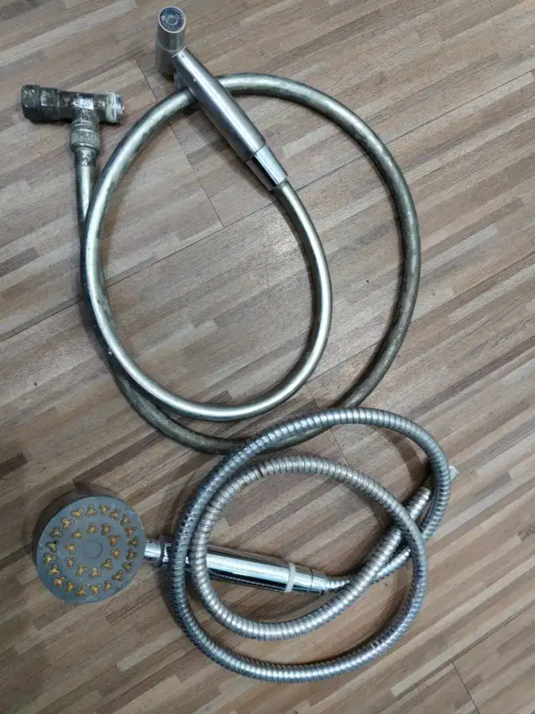 Di jual Jet shower dan shower lengkap dengan selang nya masih bagus