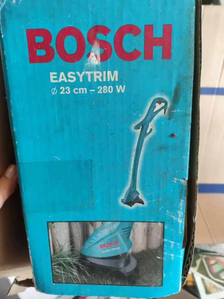 Alat potong rumput Bosch