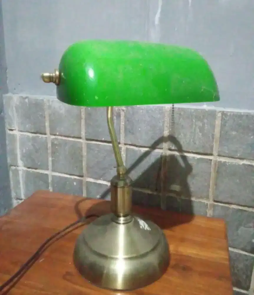Lampu baca perpustakaan vintage