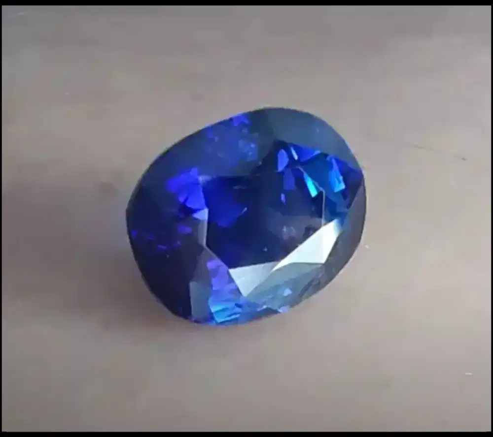 Perhiasan permata blue safir warna terbaik vivid blue 4.74 crat
