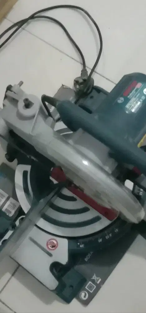 Mitter saw 10 inch dipakai beberapa kali saja harga barnya 6juta