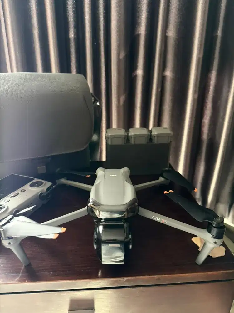 Drone DJI 3S lengkap dengan tas dan aksesorisnya