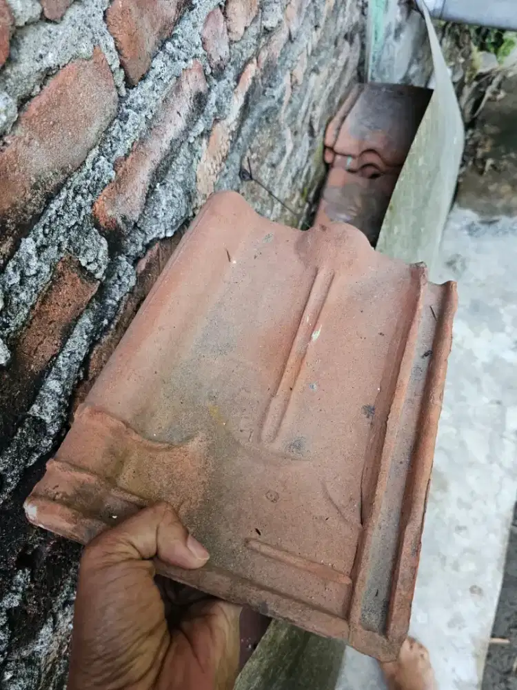 Genteng tanah liat bekas Masih layak pakai