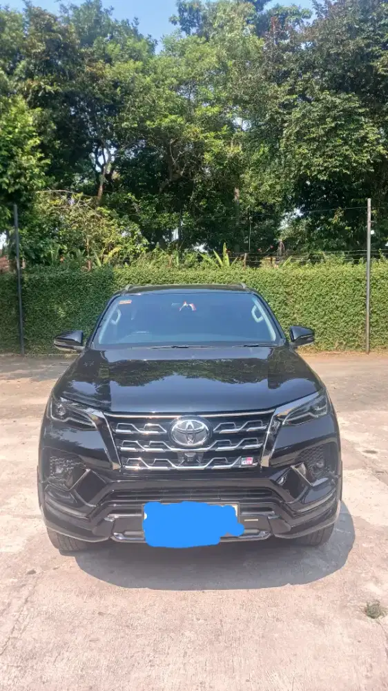 Jual cepat Fortuner 2023 Hitam Metalik 2.8 GR Sport mulus dan terawat