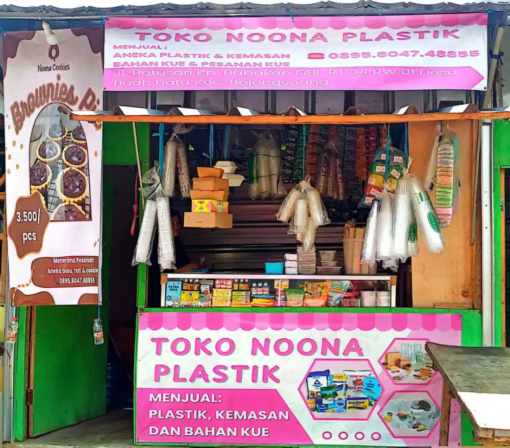 penjaga toko plastik