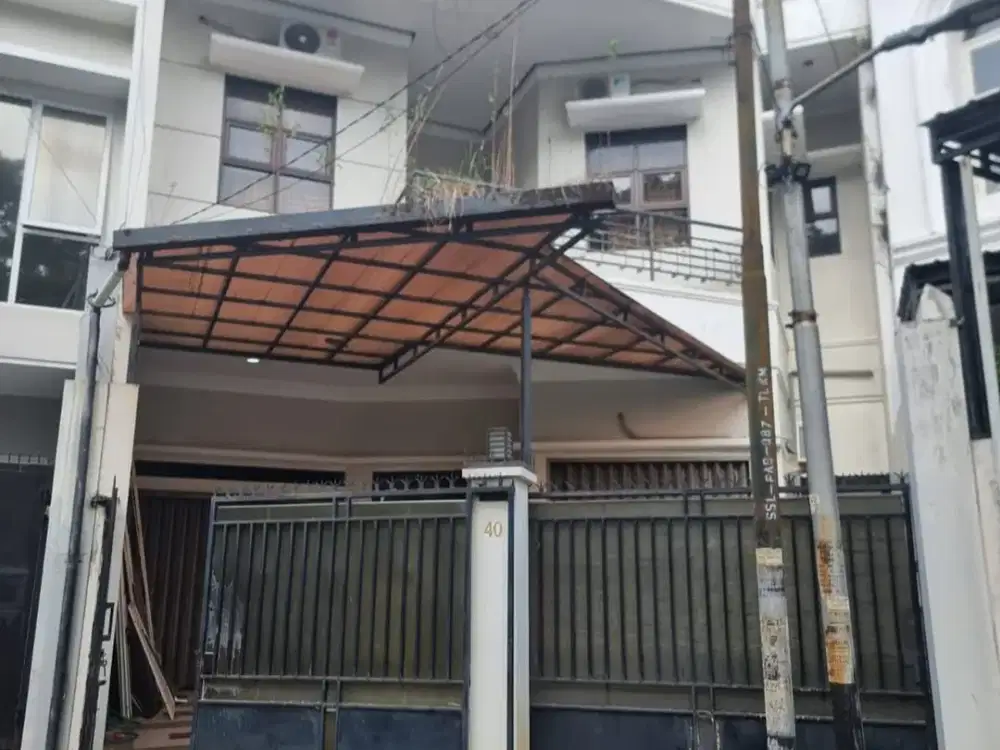 Rumah 2 Lt Tengah Kota Jl Taman Maluku, Halmahera Karangtempel, Semarang Timur