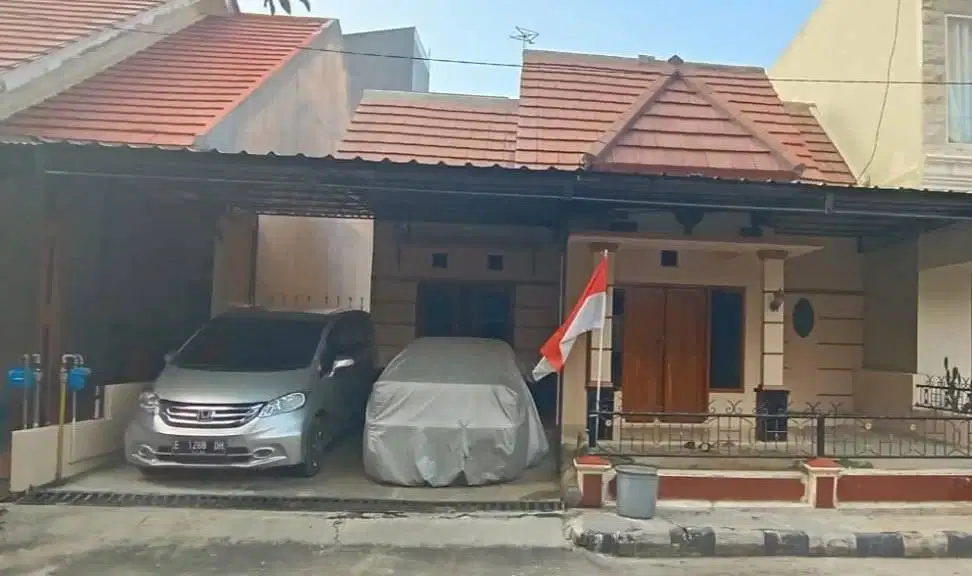 RUMAH ASRI DI KOMPLEK ELIT