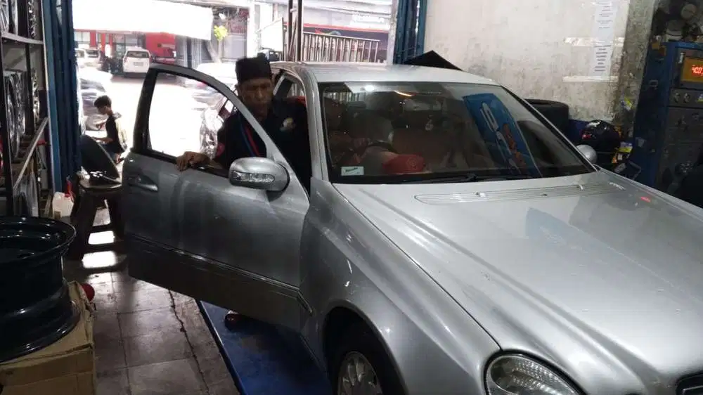 Mercedes-Benz E240 2006 Bensin