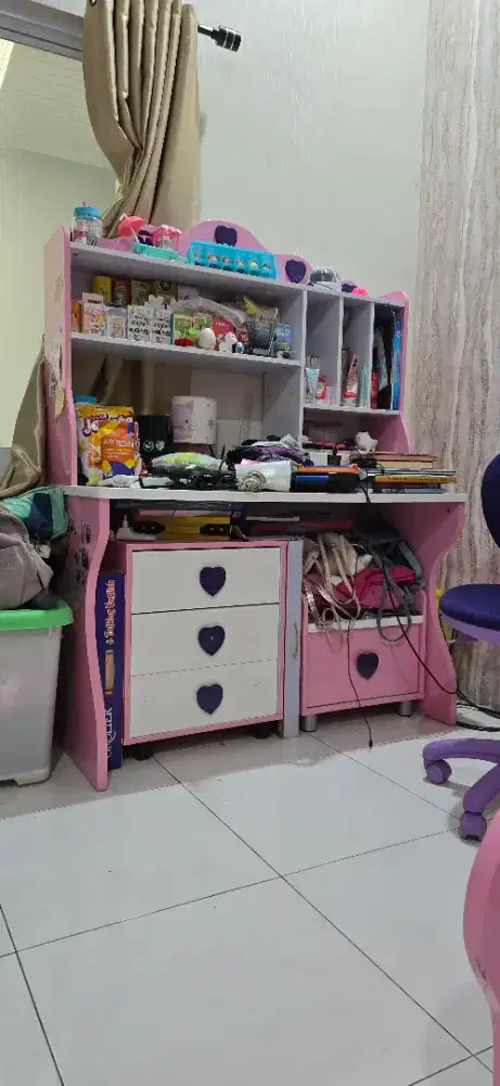 Furniture set kamar anak perempuan (meja belajar, lemari, dipan)