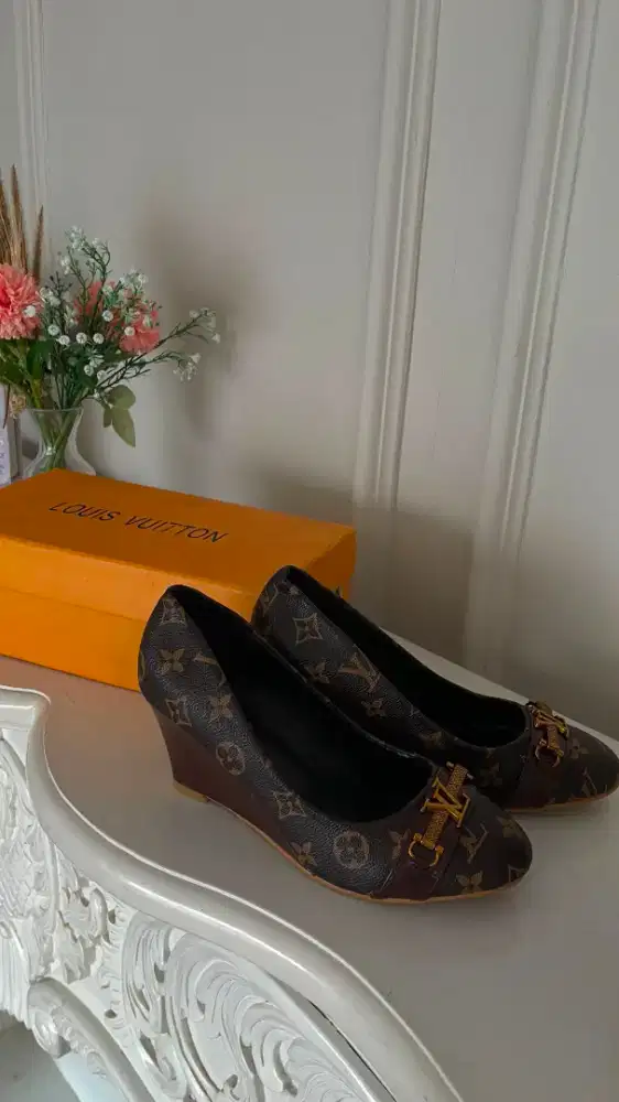Preloved Wedges LV (Look-a-like) - Monte Carlo