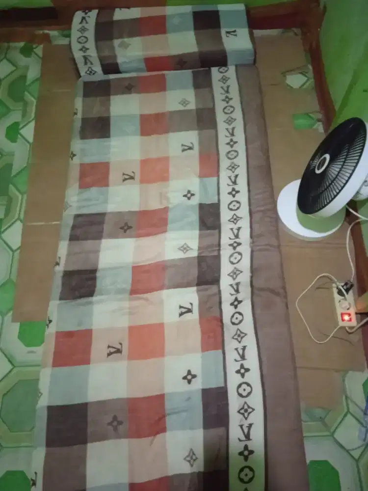 Kasur lantai dan kipas angin