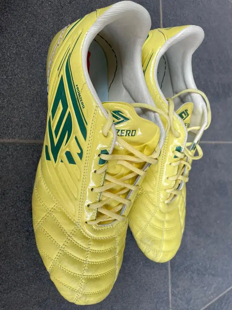 sepatu mini soccer