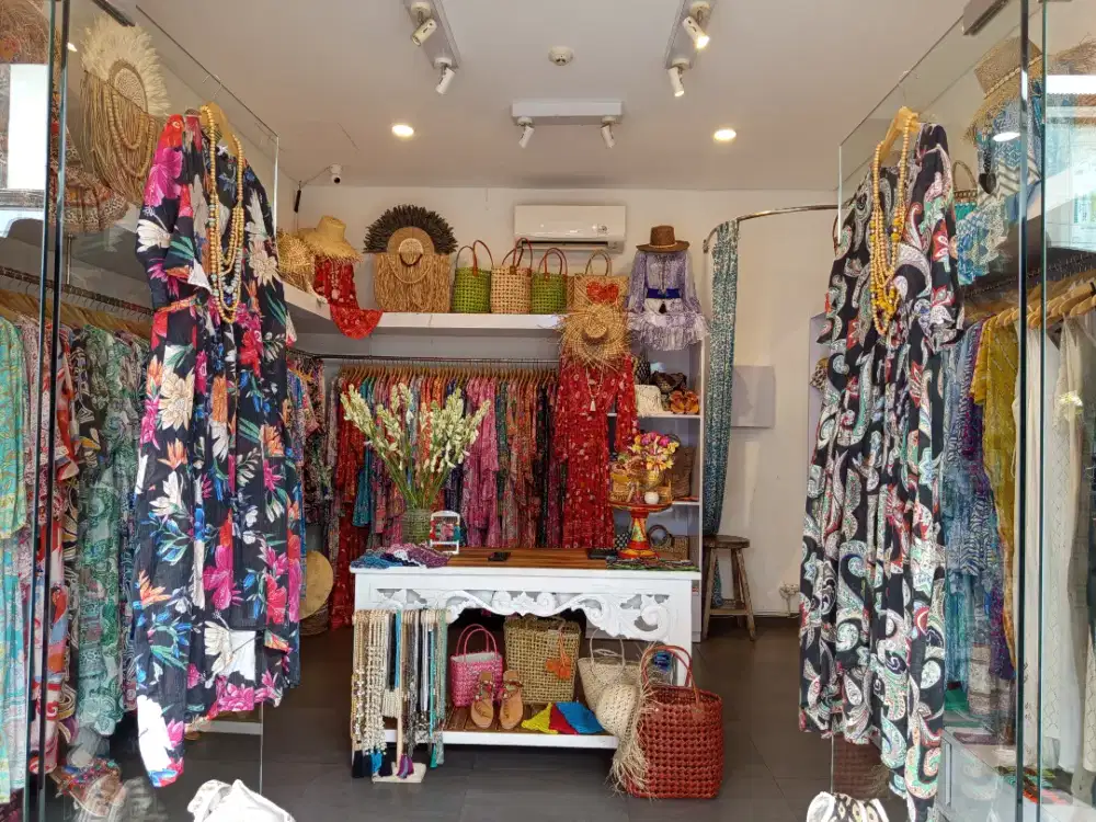 Looking for Sales Assistant ( Girl)