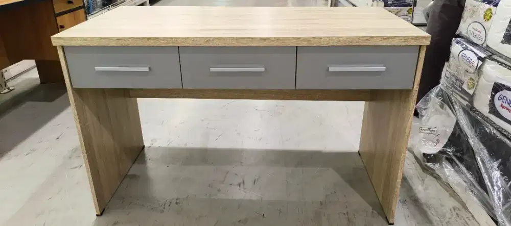 Meja kerja merek super furniture