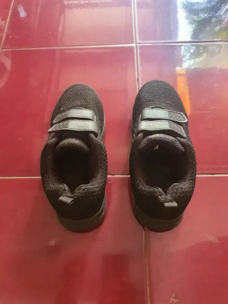Sepatu New Era Hitam
