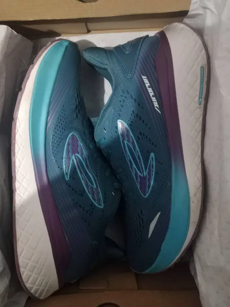 Sepatu lari nineten uk. 43