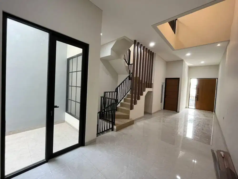 Rumah Baru 3 Lantai, Modern, Nyaman, Strategis, Tomang, Jakarta Barat