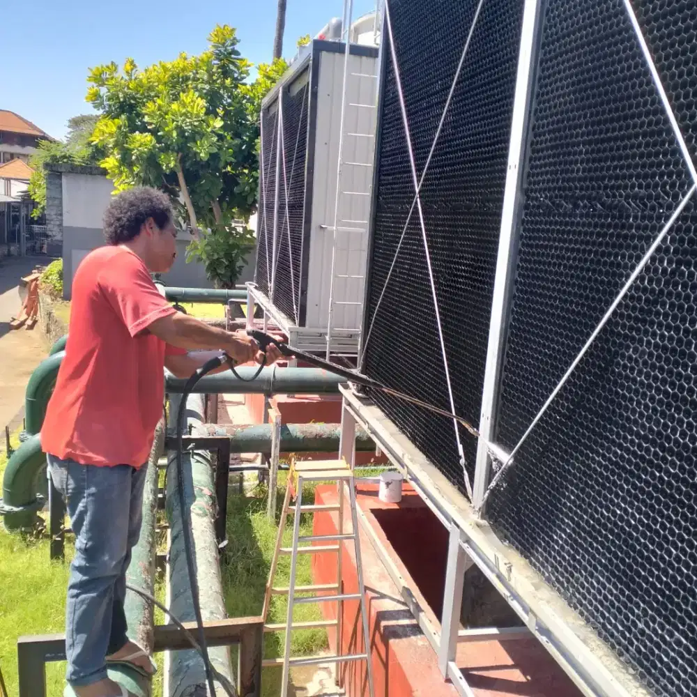 Dibutuhkan tenaga untuk membersihkan coolingtower
