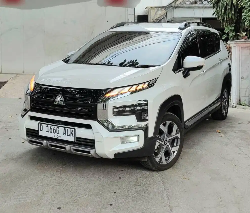 XPANDER CROSS PREMIUM PACKAGE 1.5 AT 2024 KM 27rb RECORD MITSUBISHI