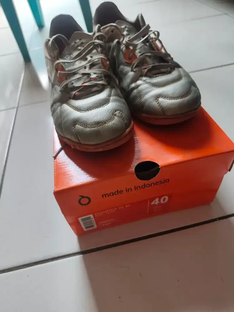 Sepatu Futsal Ortuseight Olympico V3 IN Warna Silver/Peach