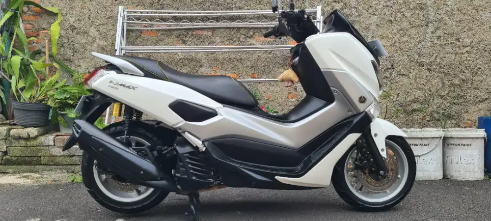 Nmax 2017 warna hitam