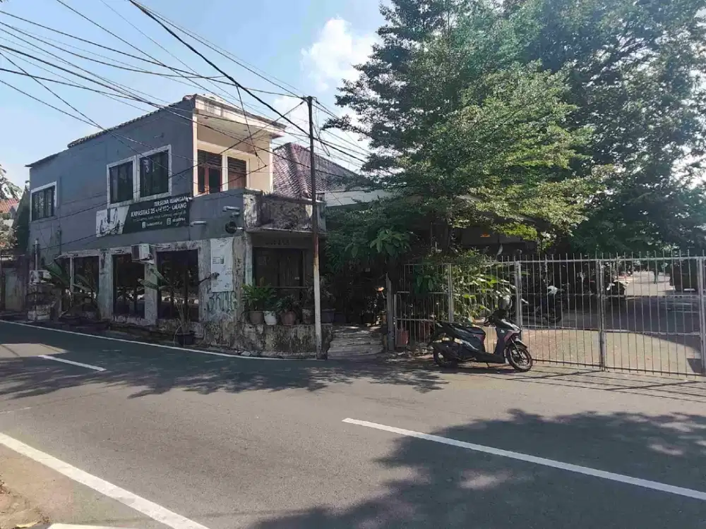 Rumah / Cafe lokasi Strategis akses 2 mobil di Tebet Timur dalam.