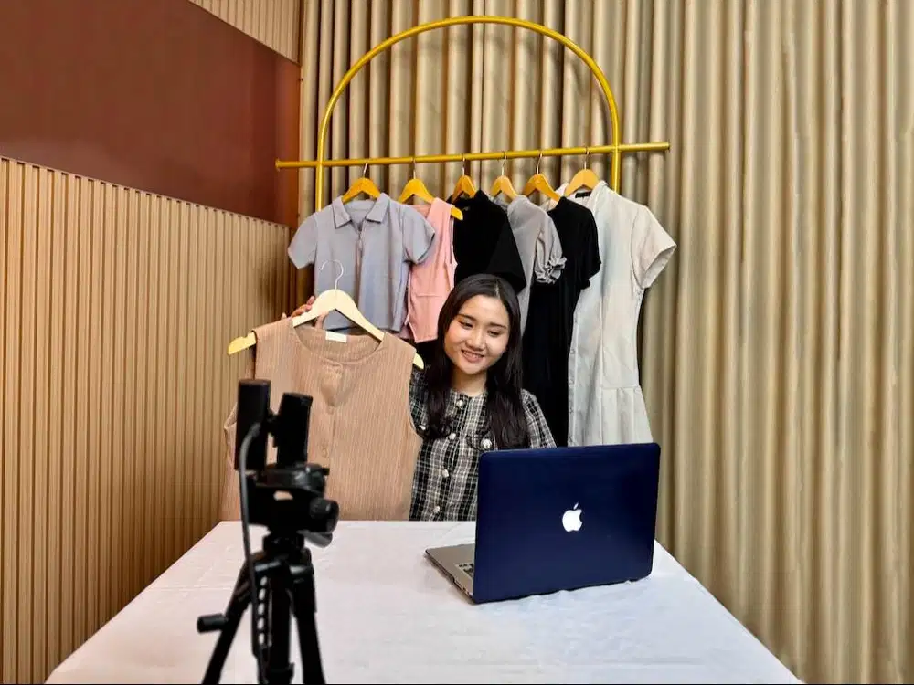 LOWONGAN KERJA FULLTIME: HOST LIVE STREAMING & CONTENT CREATOR