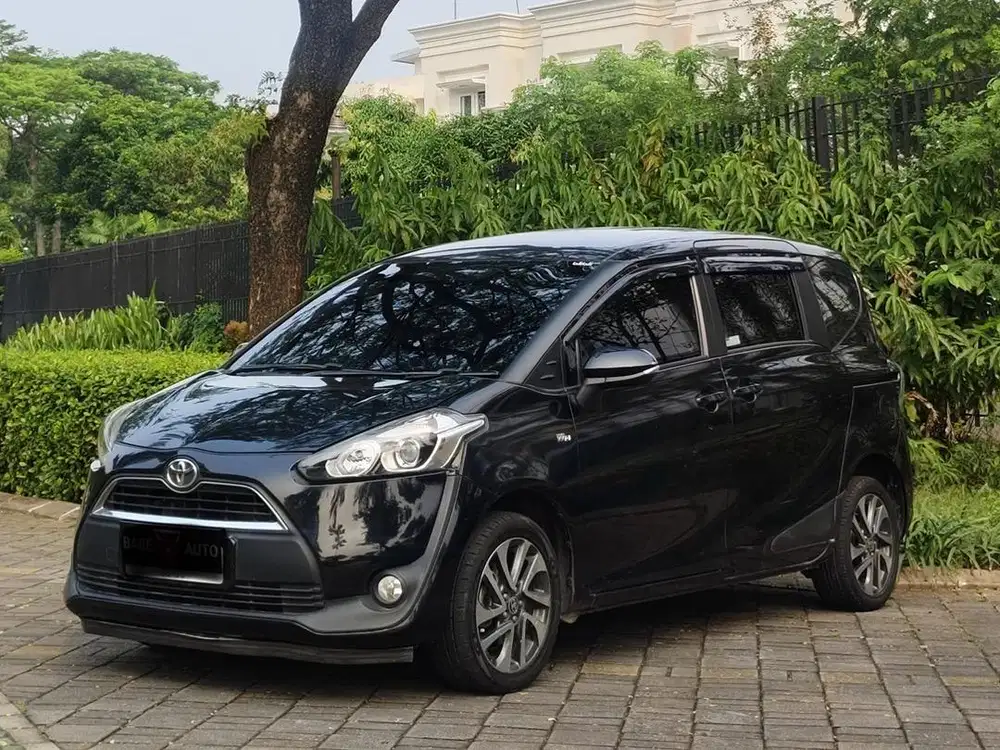TOYOTA SIENTA V 1.5 AT 2017 HITAM KM LOW