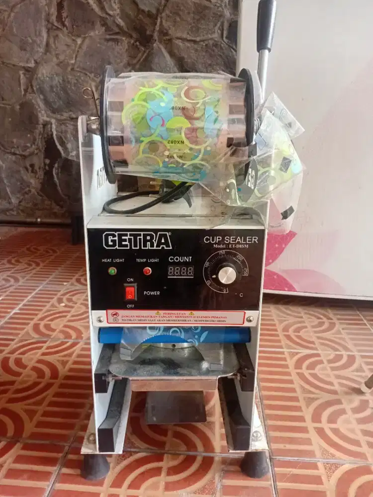 Getra manual cup sealer