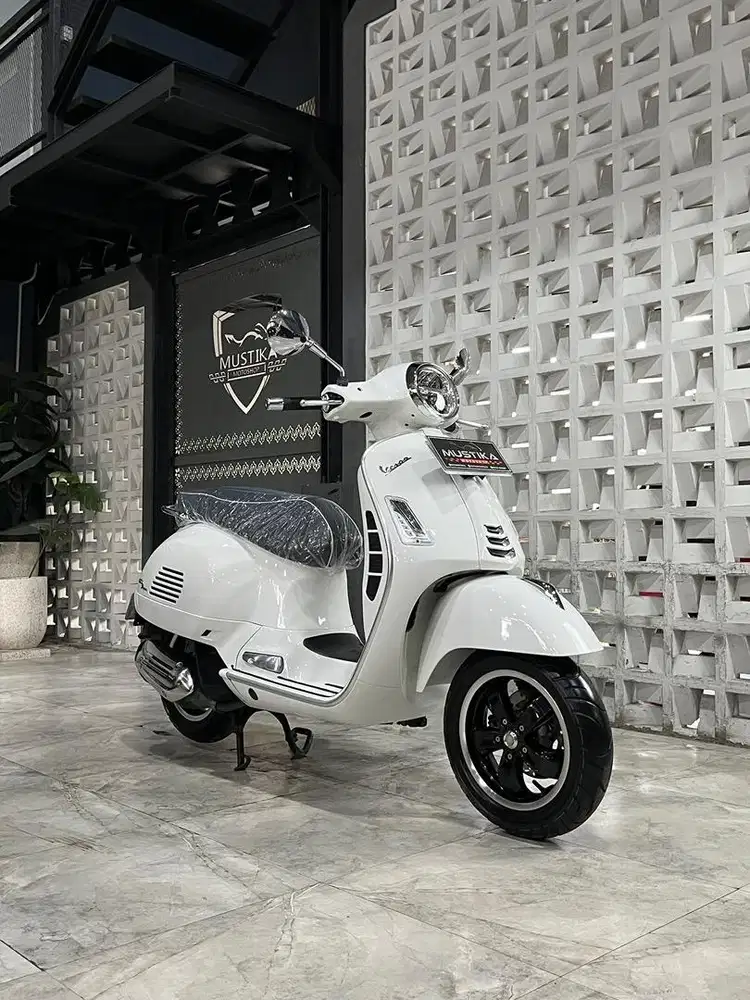 VESPA GTS 150 WHITE LOW KM