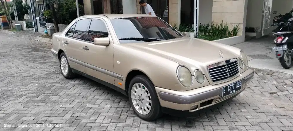 Mercedes Benz E230 sedan 1996