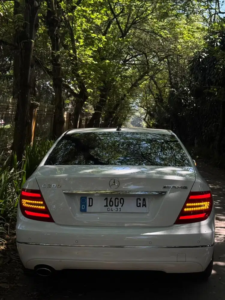 Mercedes Benz C200 CGI AVANTGARDE TAHUN 2012  Putih