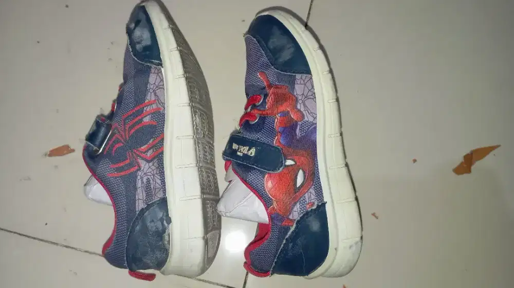 Sepatu anak ukuran 31