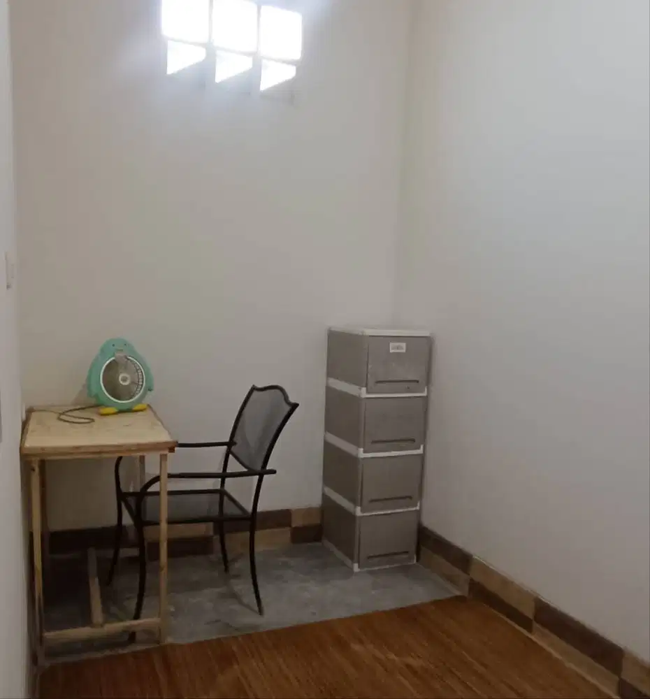 Kost Strategis di Bintaro – 4 Kamar (AC/Kipas), Fasilitas Lengkap!