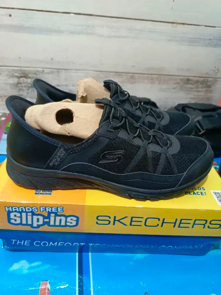 Sepatu wanita skecher hitam slip ins
