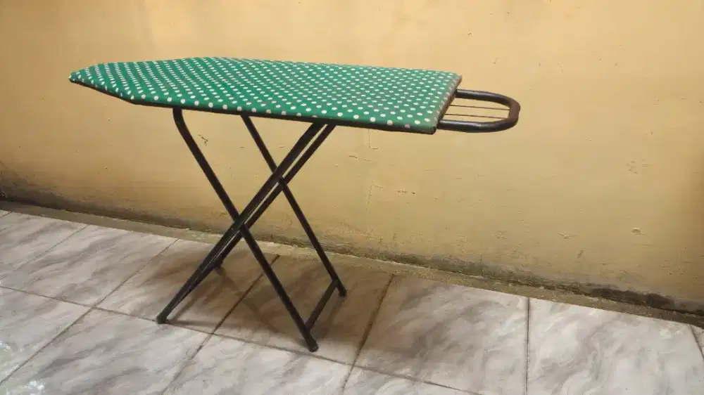 Meja setrika warna hijau