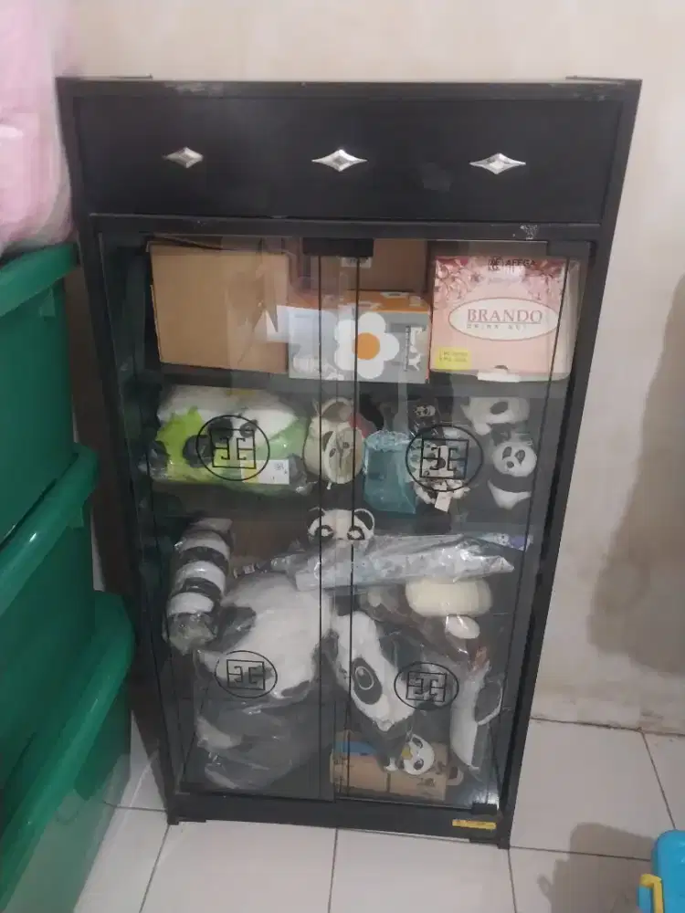 Lemari pajangan kaca