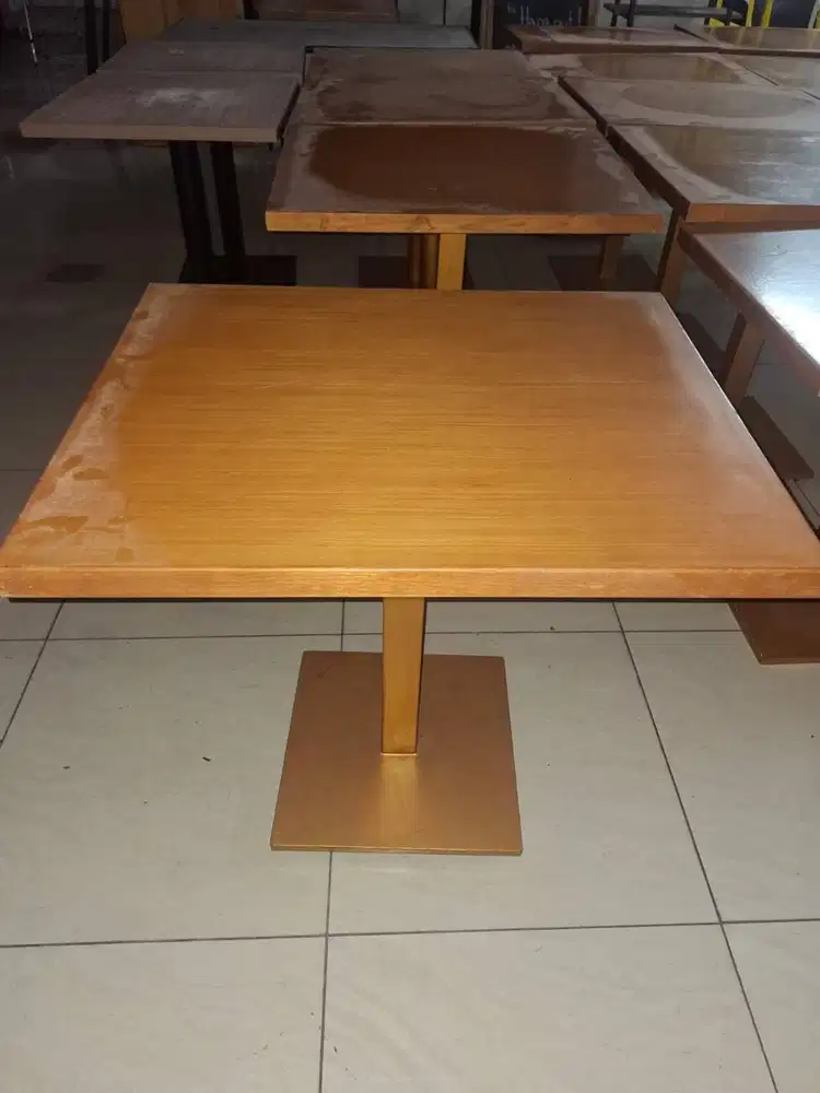 Meja segi empat kayu