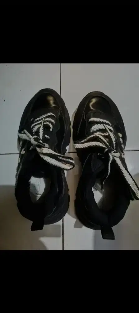 Dijual Borongan 2 pasang sepatu ukuran 37 siap pakai.