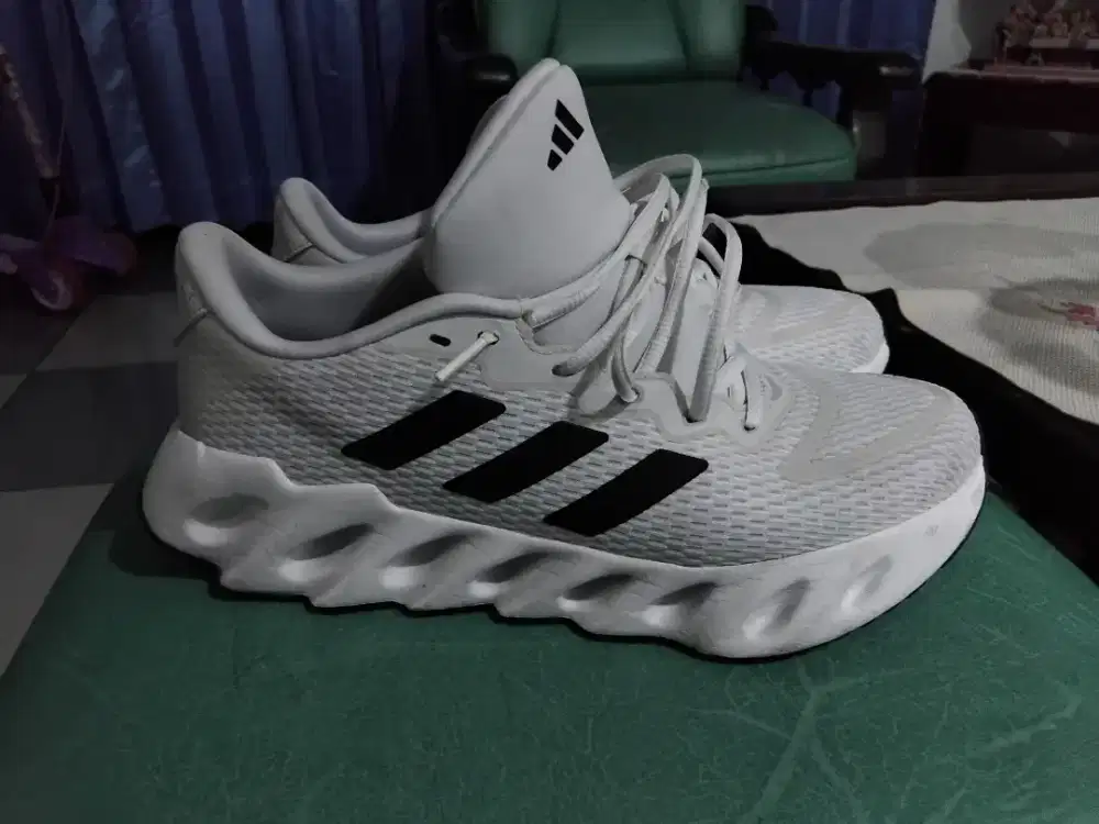 sepatu adidas, nomer 43. white