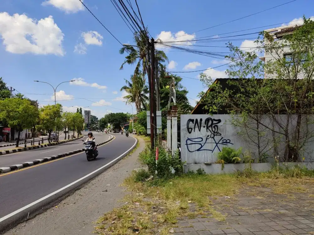 Dijual RUKO 3 lantai full furnishead lokasi sangat strategis ringroad utara yogyakarta