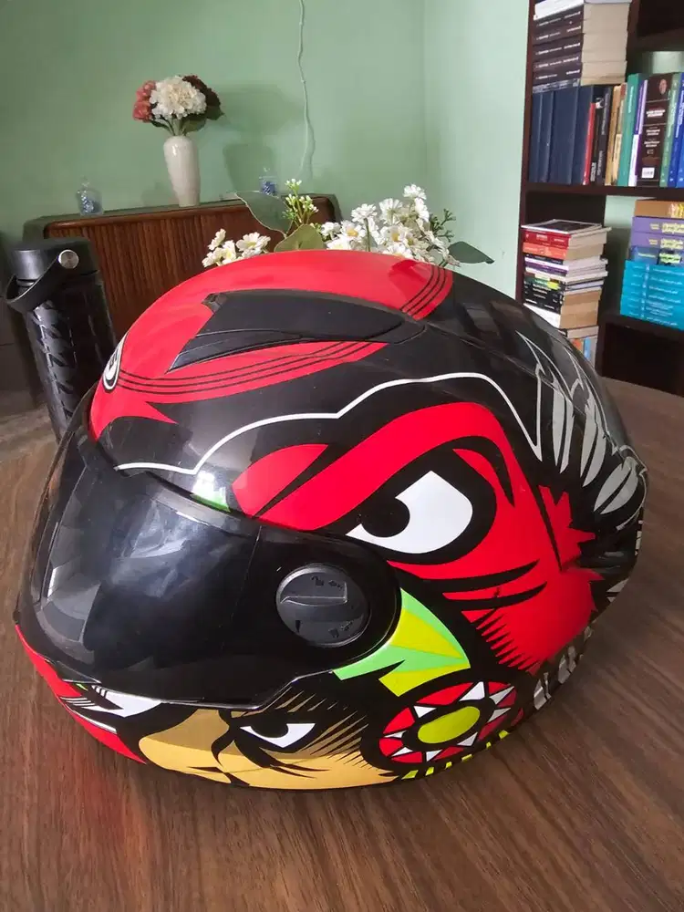 Helm Zeus merah hitam